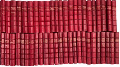 une pile de livres rouges empilés les uns sur les autres