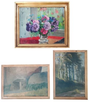 trois tableaux représentant des fleurs dans un vase posé sur une table recouverte d'une nappe rouge