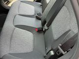 la banquette arrière d'une voiture équipée d'une ceinture de sécurité