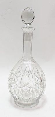 une carafe en verre transparent sur fond blanc