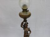 lampe en laiton plaqué représentant une femme tenant une boule de verre