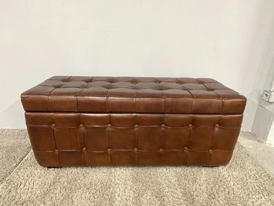 pouf de rangement en cuir marron avec assise tressée