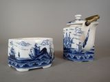 paire de théières en porcelaine bleue et blanche avec une poignée en bois