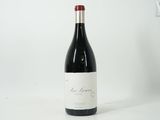 la bouteille de vin rouge est posée sur la table