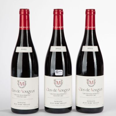 trois bouteilles de vin rouge posées sur une table blanche