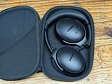 un casque audio dans son étui, posé sur une table en bois