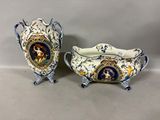 deux vases bleus et blancs sur lesquels est représentée une femme