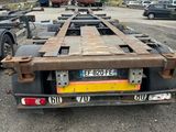 un gros plan d'une remorque à plateau garée sur un parking