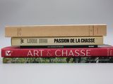 trois livres sont empilés sur une table