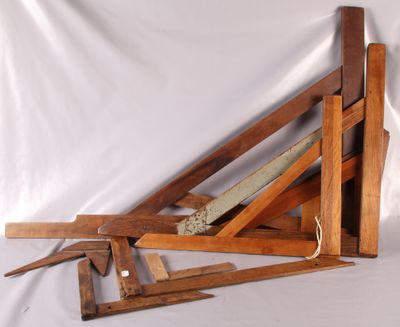 plusieurs morceaux de bois posés sur un drap blanc
