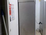 une photo d'une cuisine avec un réfrigérateur et un ventilateur