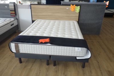 un lit placé au milieu d'une pièce