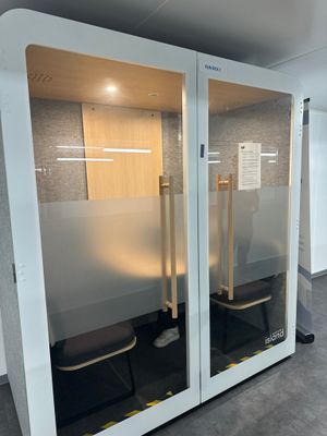 une pièce avec une porte vitrée et une chaise à l'intérieur