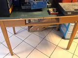 une table sur laquelle sont posés tout un tas d'outils