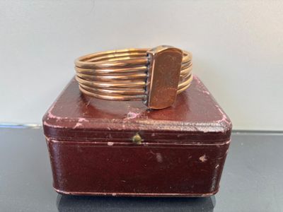 BRACELET rigide en métal doré à 6 joncs articulés et fermoir…