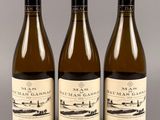 trois bouteilles de vin posées sur une table l'une à côté de l'autre