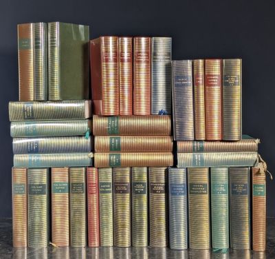 plusieurs livres empilés sur une table