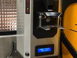 une image d'une machine à café dans un café