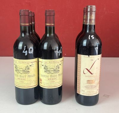 plusieurs bouteilles de vin sont alignées sur un comptoir