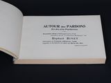 un livre ouvert posé sur une table noire, sur fond noir