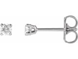 une paire de boucles d'oreilles en diamant sur fond blanc