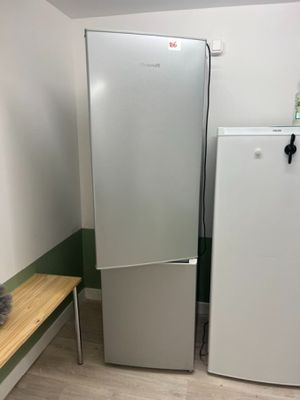 un réfrigérateur blanc et un réfrigérateur congélateur blanc dans une pièce