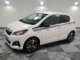 la voiture blanche est garée sur le sol à carreaux d'un garage