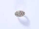 une image d'une bague en diamant sur une surface blanche