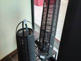une photo d'une pièce avec un radiateur et une chaise