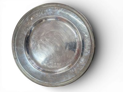 Grand plat ovale en métal argenté à décor armorié. - Hôtel des ventes d