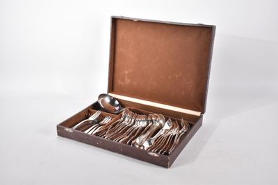 une boîte en bois contenant de l'argenterie sur une surface blanche