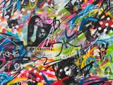 un graffiti sur un mur, avec une multitude de couleurs et de motifs différents