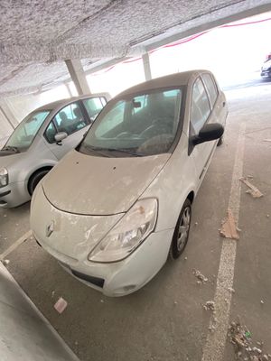 deux petites voitures garées dans un parking couvert