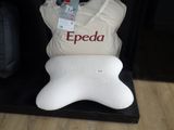 un sac et un oreiller posés sur une étagère