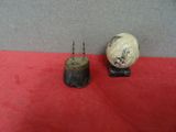 deux petits vases posés sur une surface rouge
