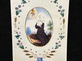 une carte sur laquelle figure la photo d'une femme en robe noire