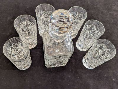 six verres et une carafe sur la table