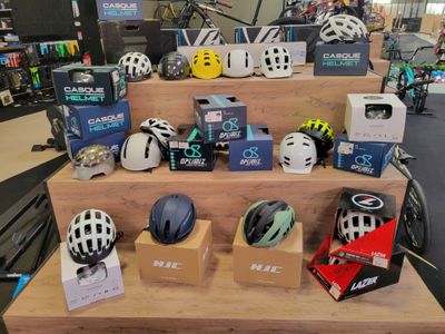 De nombreux casques sont exposés dans le magasin et proposés à la vente