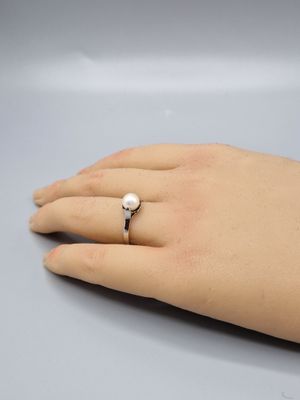 bague en argent sterling avec une perle blanche