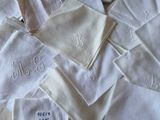 beaucoup de mouchoirs blancs posés sur une table
