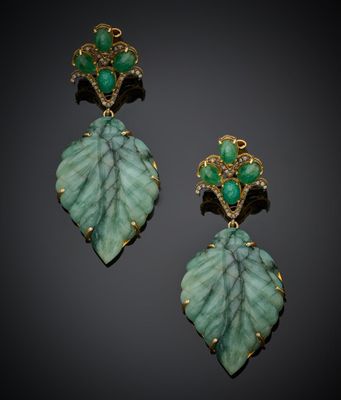 une paire de boucles d'oreilles en jade vert et diamants