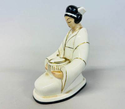 ROBJ, Jean Borne (XIXe-XXe siècle). Japonaise tenant un pot …