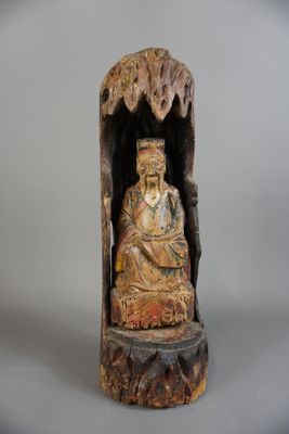 statue d'un homme assis sur une souche d'arbre, sur fond blanc