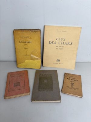 trois livres sont posés sur une table les uns à côté des autres