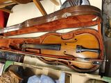 un violon et un étui à violon posés l'un sur l'autre