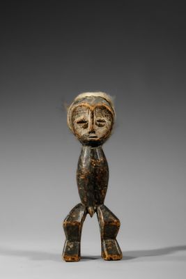 une figurine en bois représentant un homme avec un chapeau sur la tête
