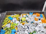 un bac rempli de Lego posé sur une table