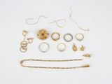 beaucoup de bijoux en or sur une surface blanche