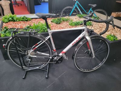 un vélo garé à côté d'une jardinière