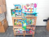un chariot chargé de jouets dans un garage